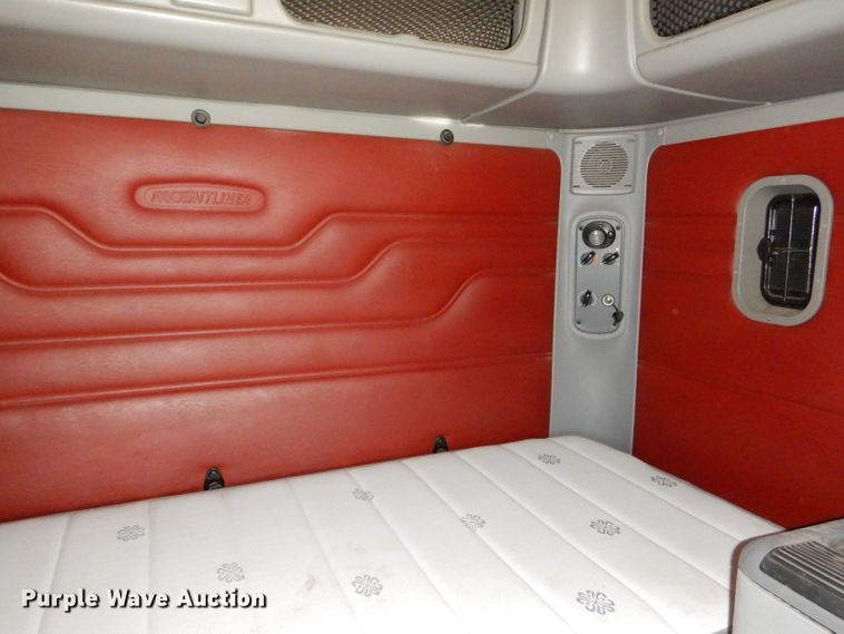 image for item DD4458 2007 Freightliner Columbia CL120 semi truck