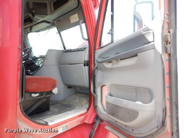 image for item DD4458 2007 Freightliner Columbia CL120 semi truck