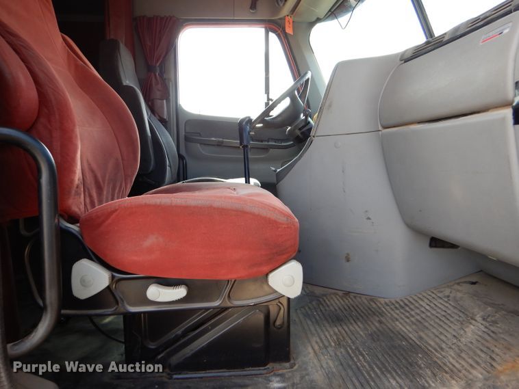 image for item DD4458 2007 Freightliner Columbia CL120 semi truck