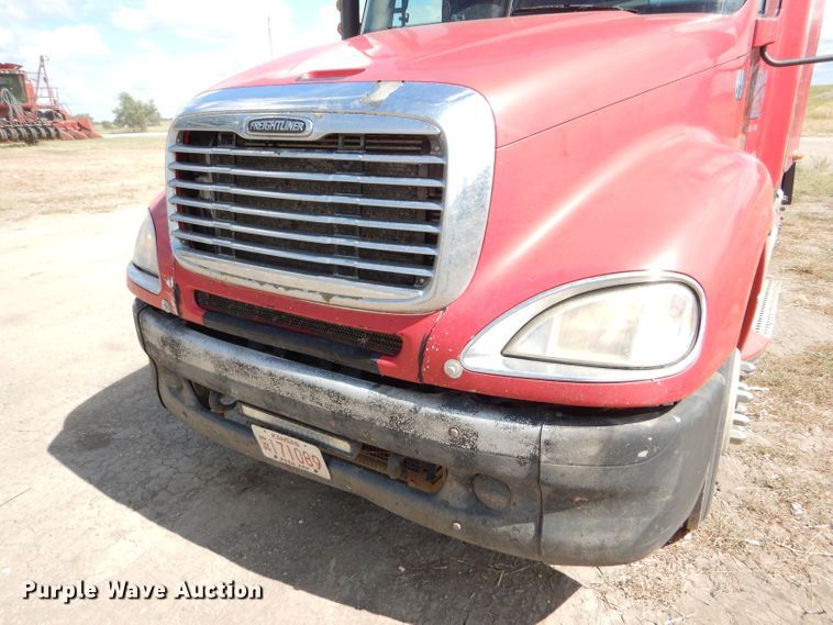 image for item DD4458 2007 Freightliner Columbia CL120 semi truck