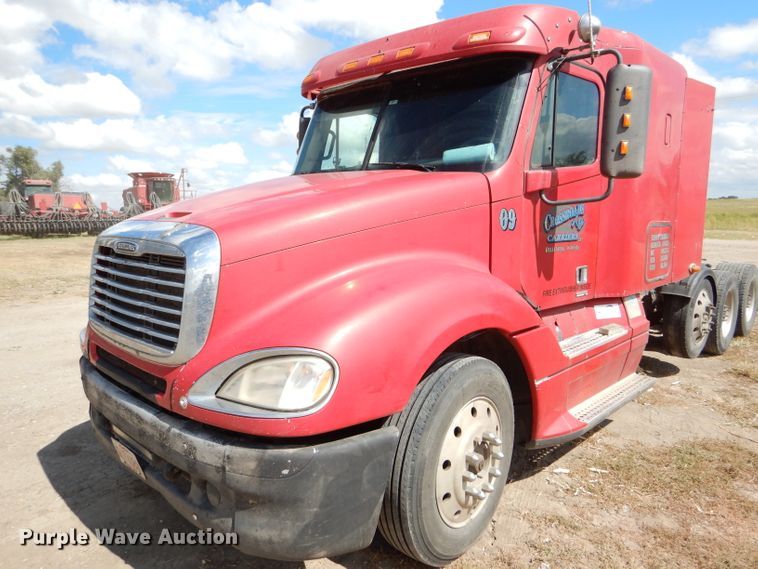 image for item DD4458 2007 Freightliner Columbia CL120 semi truck