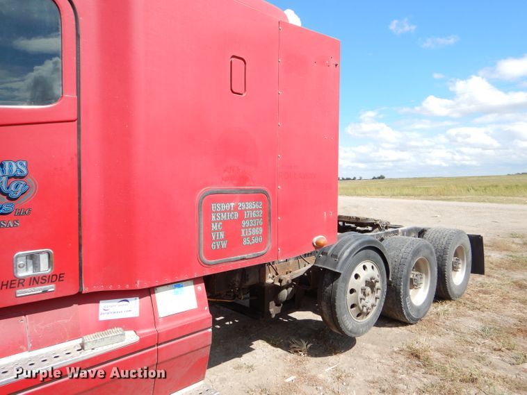 image for item DD4458 2007 Freightliner Columbia CL120 semi truck