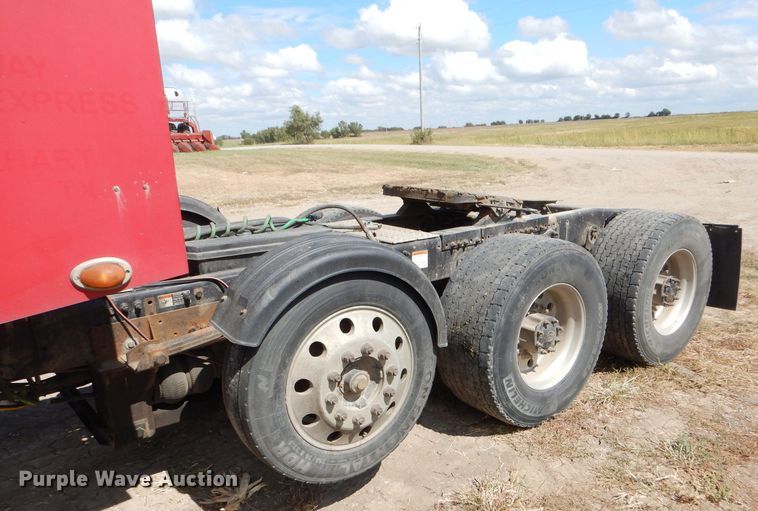 image for item DD4458 2007 Freightliner Columbia CL120 semi truck