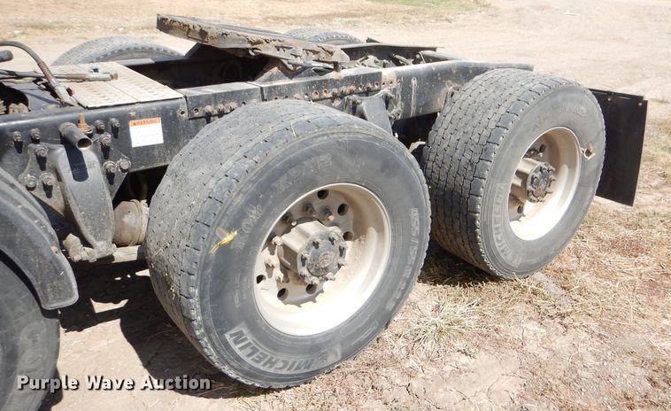 image for item DD4458 2007 Freightliner Columbia CL120 semi truck