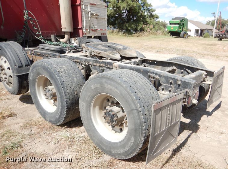 image for item DD4458 2007 Freightliner Columbia CL120 semi truck