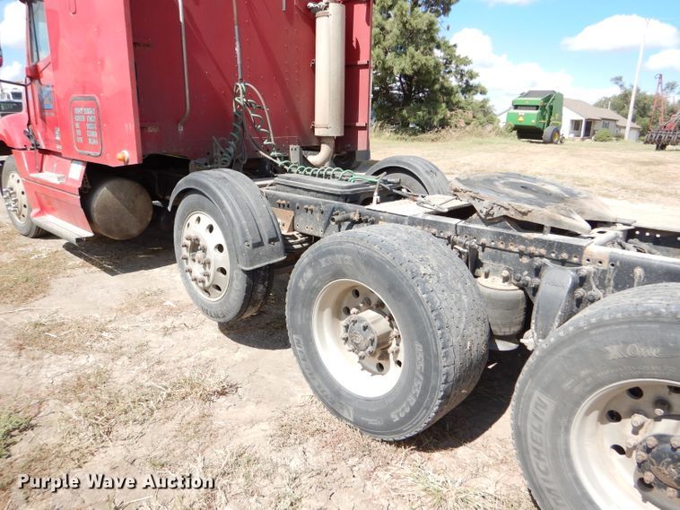 image for item DD4458 2007 Freightliner Columbia CL120 semi truck