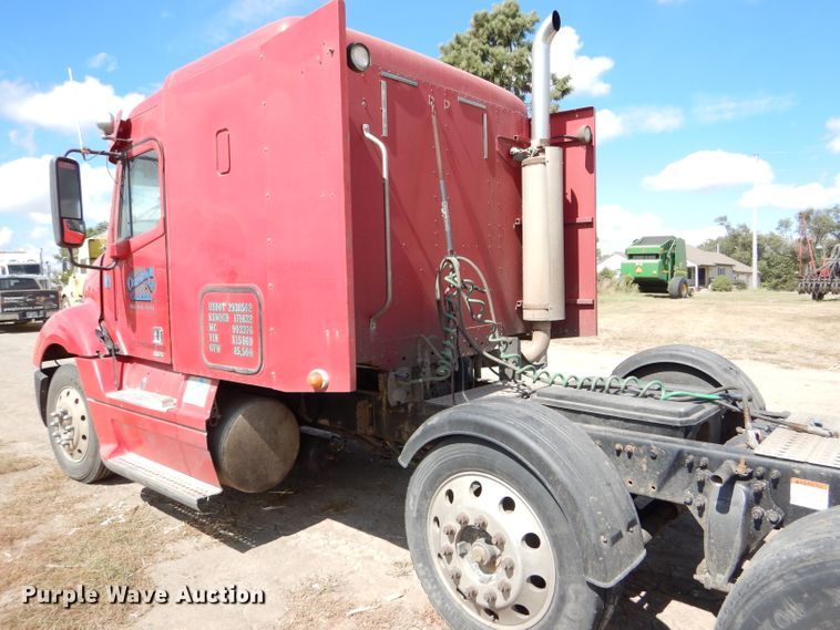 image for item DD4458 2007 Freightliner Columbia CL120 semi truck