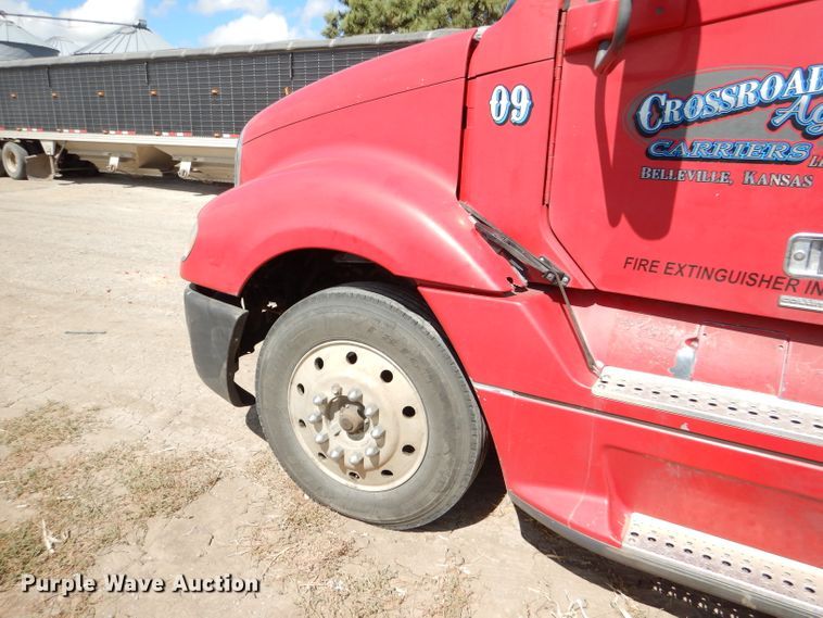 image for item DD4458 2007 Freightliner Columbia CL120 semi truck