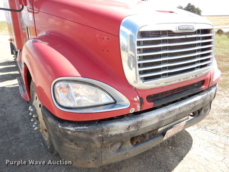 image for item DD4458 2007 Freightliner Columbia CL120 semi truck