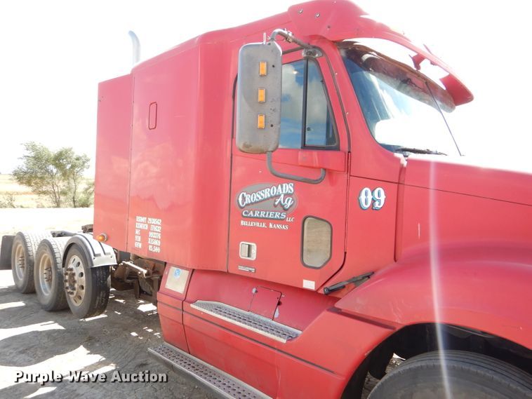 image for item DD4458 2007 Freightliner Columbia CL120 semi truck