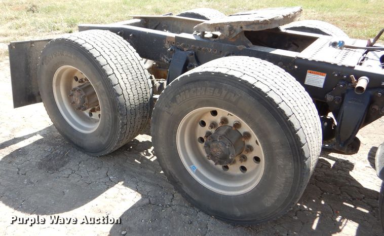 image for item DD4458 2007 Freightliner Columbia CL120 semi truck