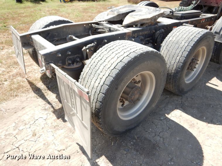 image for item DD4458 2007 Freightliner Columbia CL120 semi truck