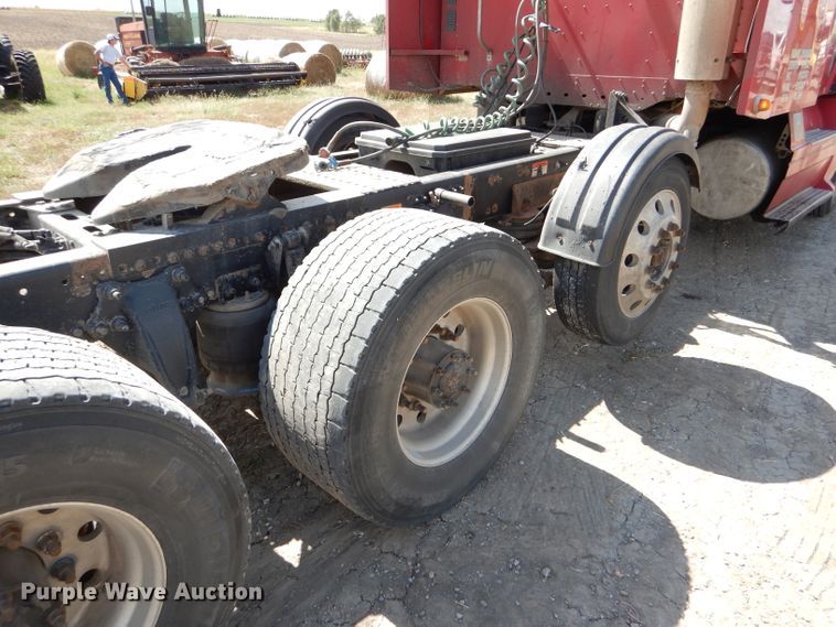 image for item DD4458 2007 Freightliner Columbia CL120 semi truck