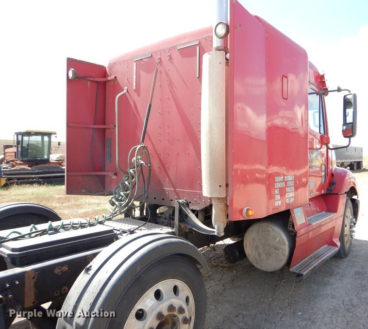 image for item DD4458 2007 Freightliner Columbia CL120 semi truck