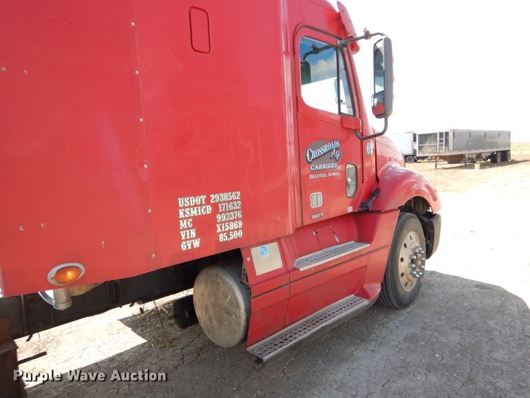 image for item DD4458 2007 Freightliner Columbia CL120 semi truck