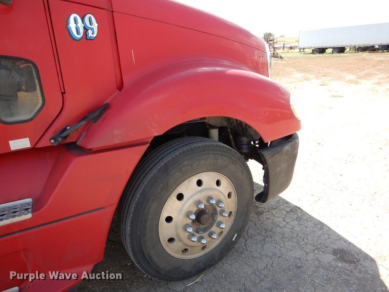 image for item DD4458 2007 Freightliner Columbia CL120 semi truck