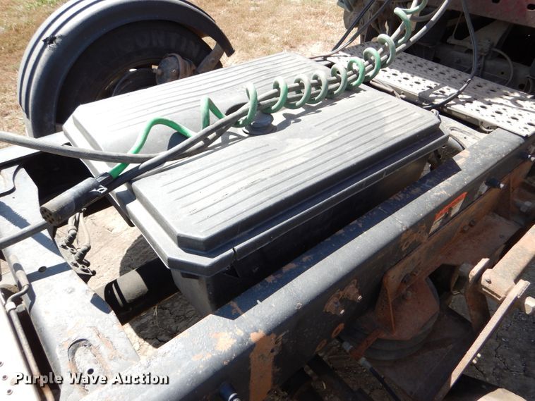 image for item DD4458 2007 Freightliner Columbia CL120 semi truck