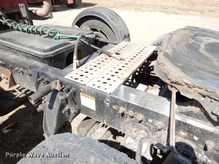 image for item DD4458 2007 Freightliner Columbia CL120 semi truck