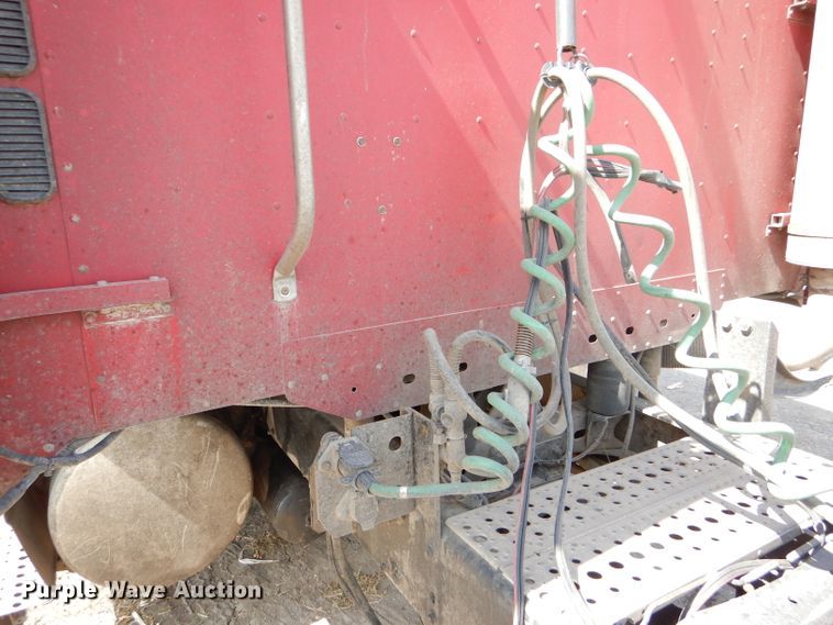 image for item DD4458 2007 Freightliner Columbia CL120 semi truck