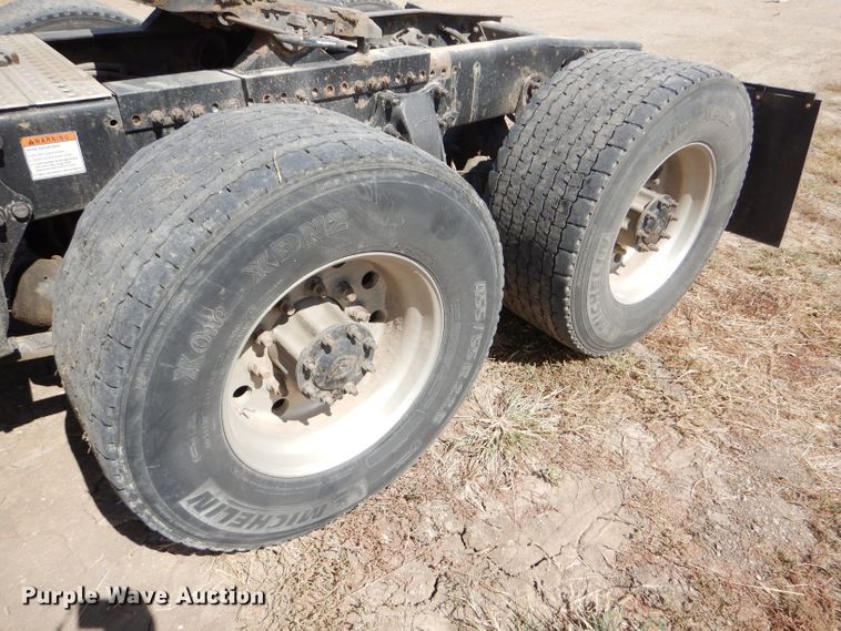 image for item DD4458 2007 Freightliner Columbia CL120 semi truck