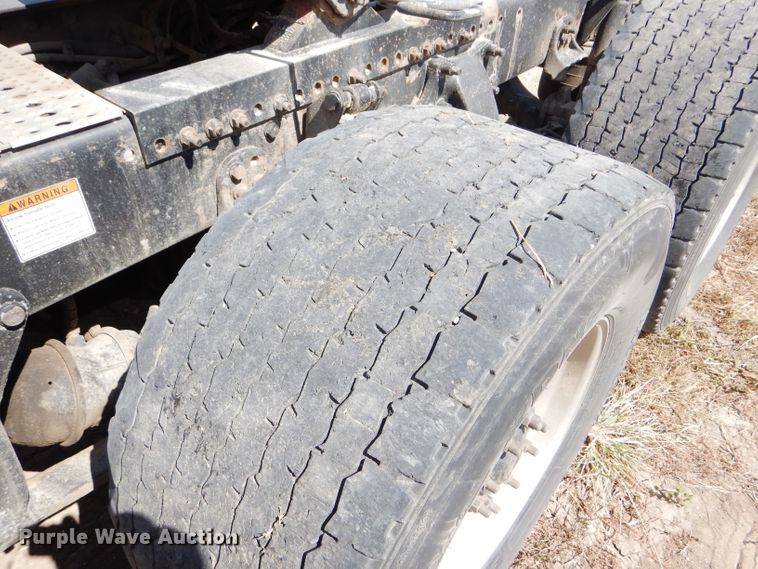 image for item DD4458 2007 Freightliner Columbia CL120 semi truck