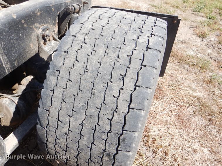 image for item DD4458 2007 Freightliner Columbia CL120 semi truck