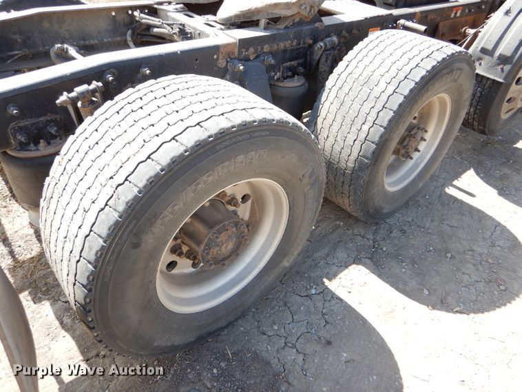 image for item DD4458 2007 Freightliner Columbia CL120 semi truck