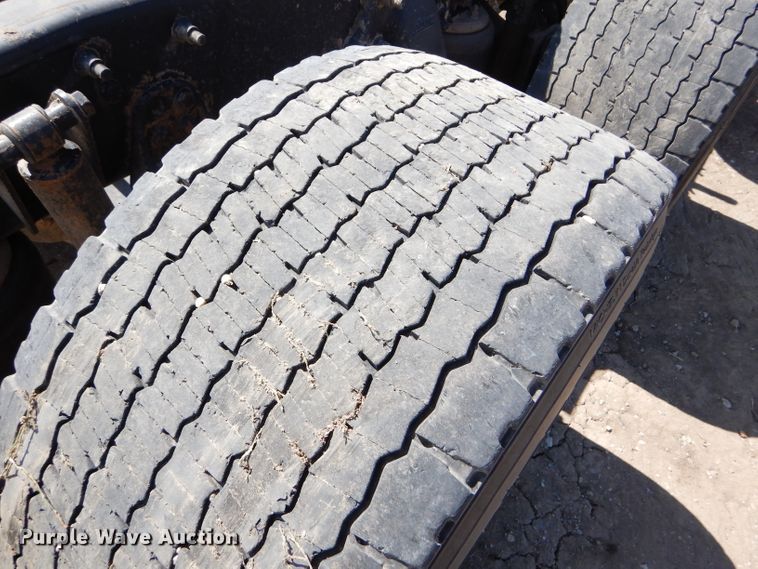 image for item DD4458 2007 Freightliner Columbia CL120 semi truck