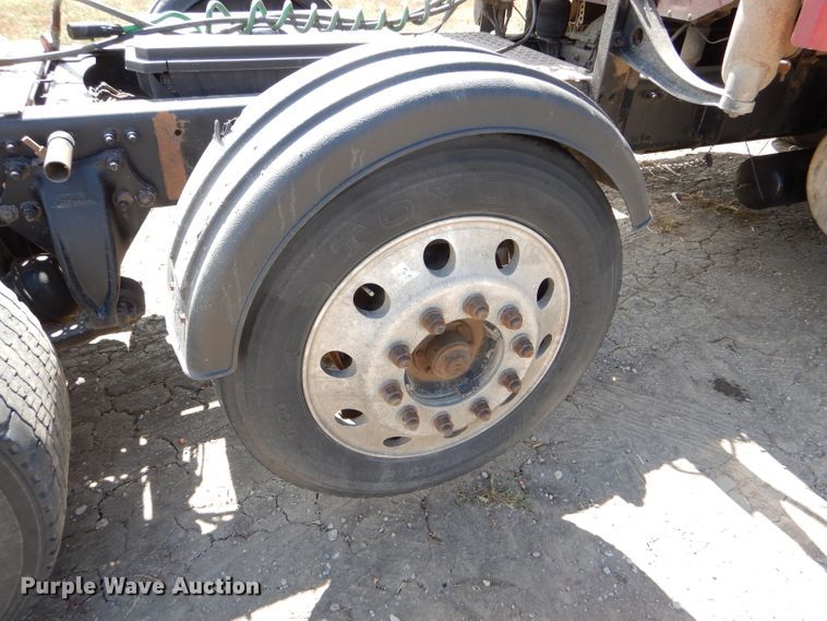 image for item DD4458 2007 Freightliner Columbia CL120 semi truck