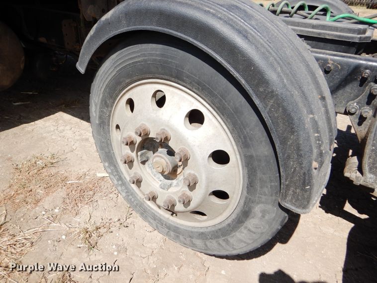 image for item DD4458 2007 Freightliner Columbia CL120 semi truck