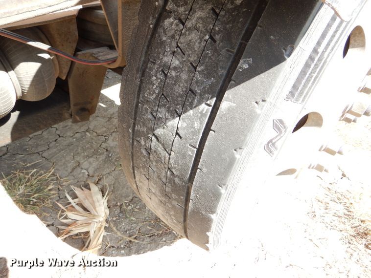 image for item DD4458 2007 Freightliner Columbia CL120 semi truck