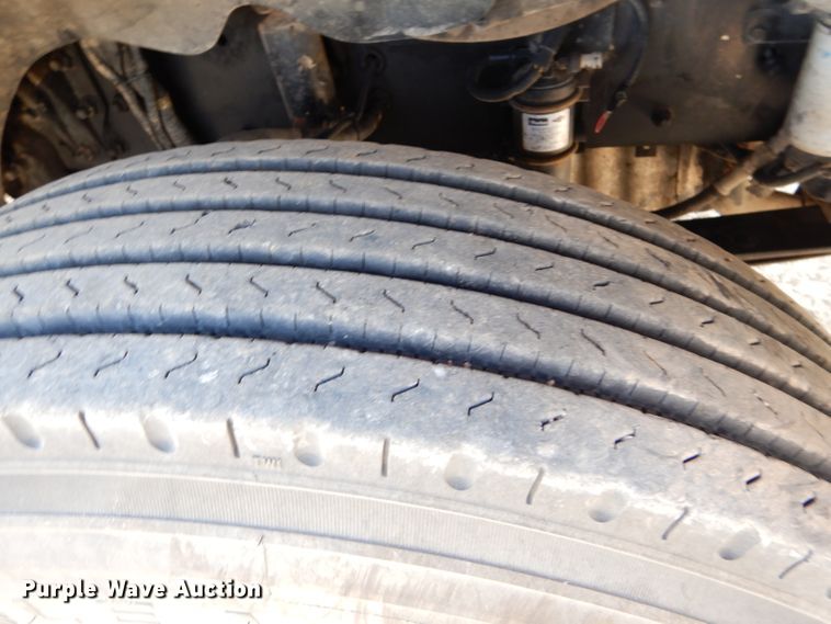 image for item DD4458 2007 Freightliner Columbia CL120 semi truck