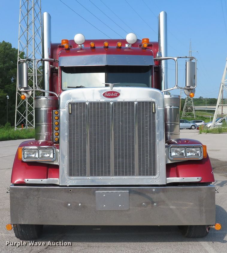 image for item DE8162 2006 Peterbilt 379 semi truck