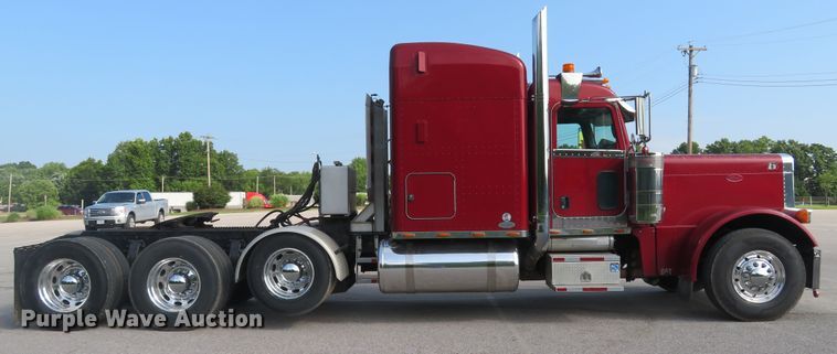 image for item DE8162 2006 Peterbilt 379 semi truck