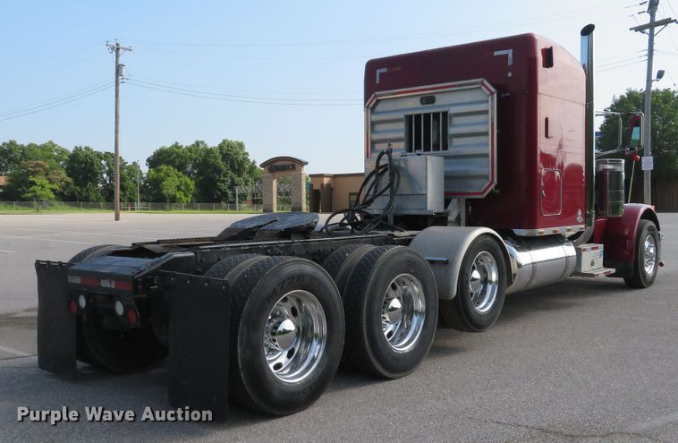 image for item DE8162 2006 Peterbilt 379 semi truck