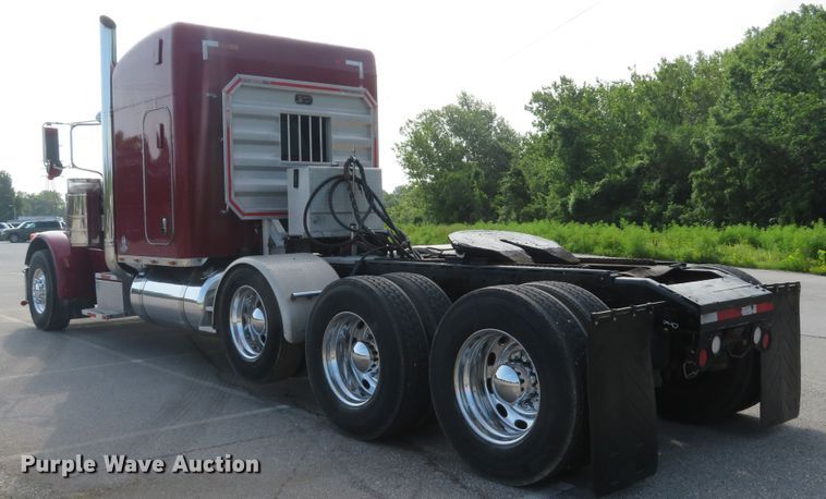 image for item DE8162 2006 Peterbilt 379 semi truck