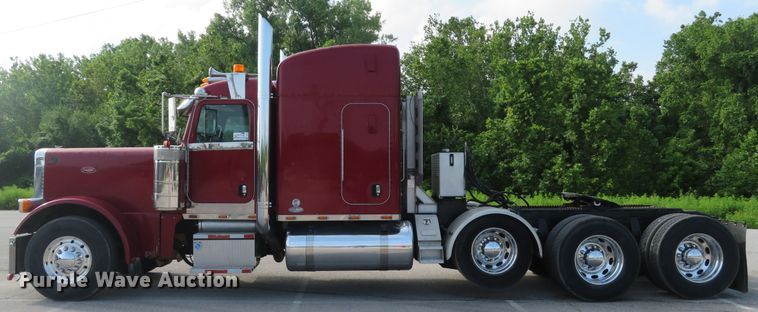 image for item DE8162 2006 Peterbilt 379 semi truck