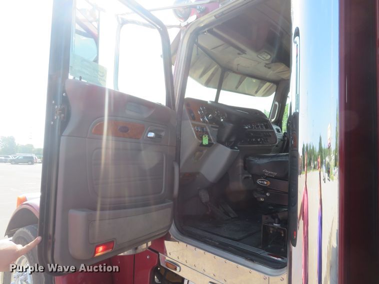 image for item DE8162 2006 Peterbilt 379 semi truck