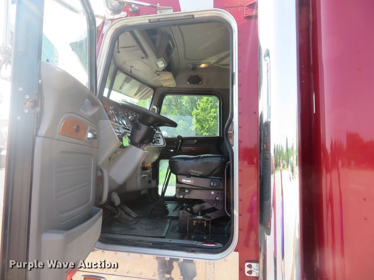 image for item DE8162 2006 Peterbilt 379 semi truck