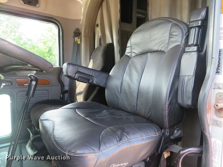 image for item DE8162 2006 Peterbilt 379 semi truck