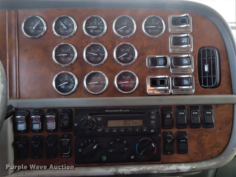 image for item DE8162 2006 Peterbilt 379 semi truck