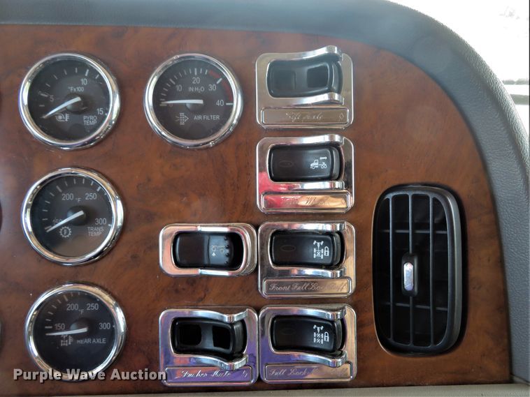 image for item DE8162 2006 Peterbilt 379 semi truck