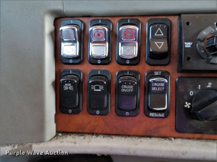 image for item DE8162 2006 Peterbilt 379 semi truck