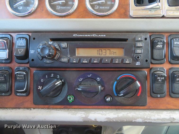 image for item DE8162 2006 Peterbilt 379 semi truck