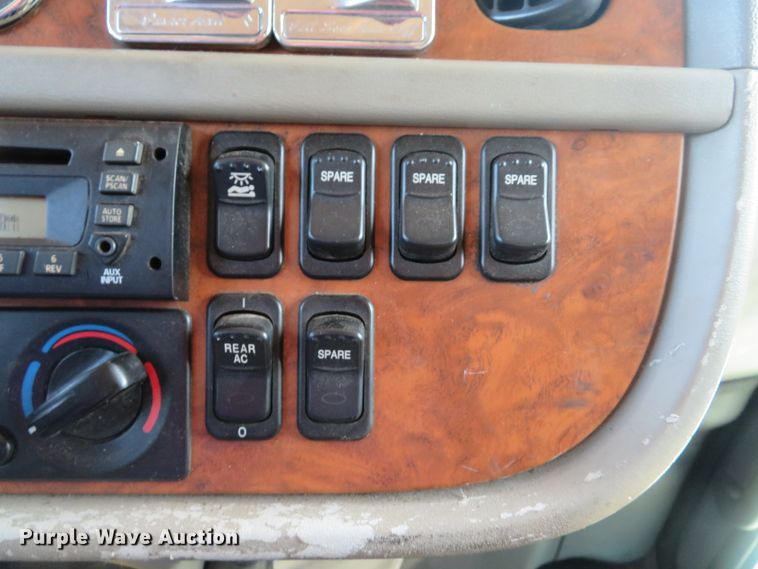 image for item DE8162 2006 Peterbilt 379 semi truck