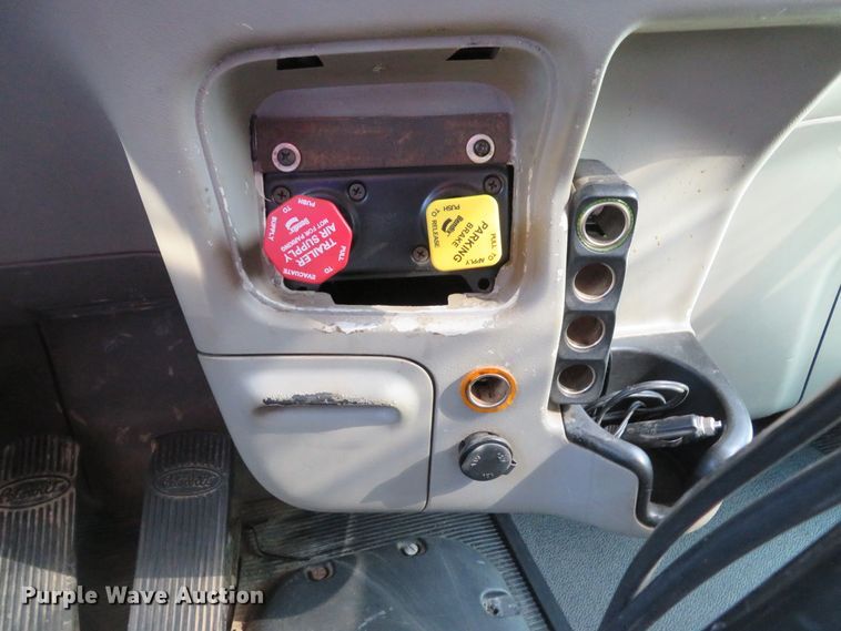 image for item DE8162 2006 Peterbilt 379 semi truck