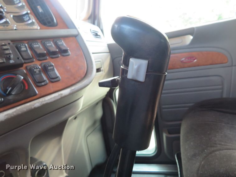 image for item DE8162 2006 Peterbilt 379 semi truck