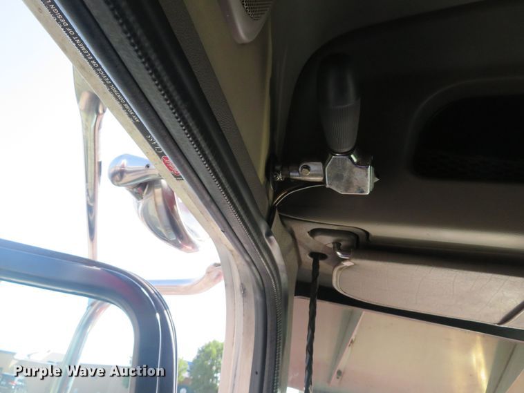 image for item DE8162 2006 Peterbilt 379 semi truck