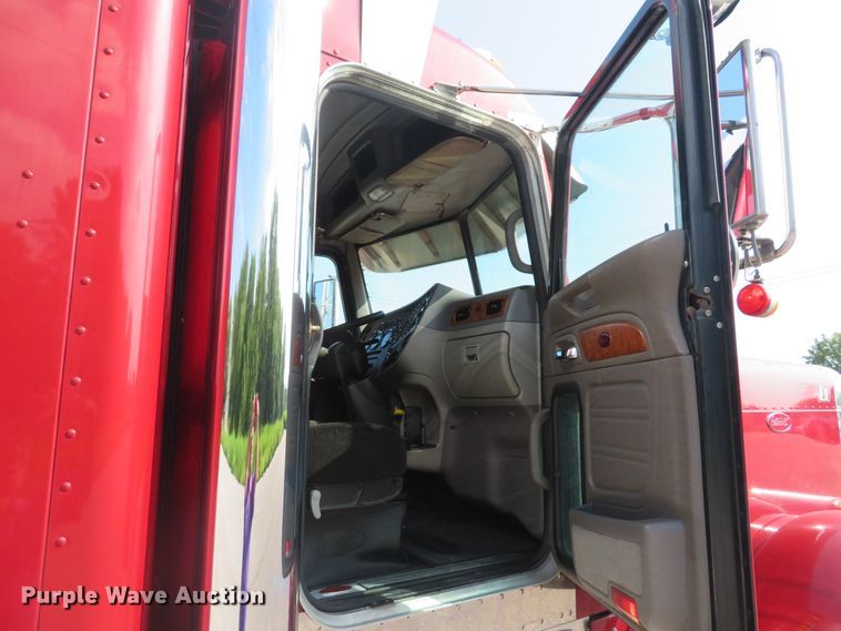 image for item DE8162 2006 Peterbilt 379 semi truck