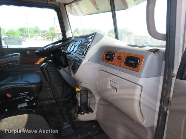 image for item DE8162 2006 Peterbilt 379 semi truck